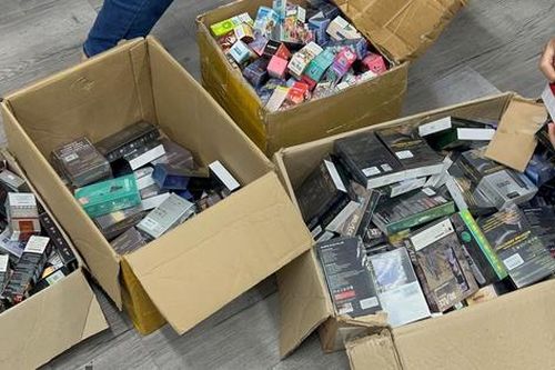 Tạm giữ hơn 500 sản phẩm thuốc lá điện tử
