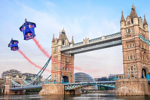 Thót tim với màn nhảy dù mạo hiểm bay xuyên qua Cầu tháp London