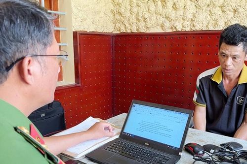 An Giang: Người dân khống chế tên cướp có súng