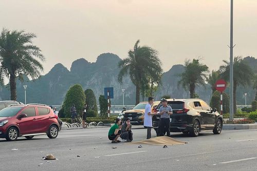 Quảng Ninh: Ô tô tông xe đạp điện đang sang đường, 2 người thương vong