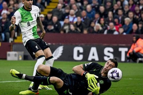 Emiliano Martinez mắc sai lầm ngớ ngẩn