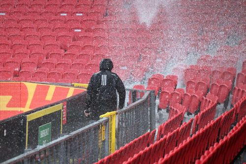MU cho sửa sân Old Trafford sau khi bị dột