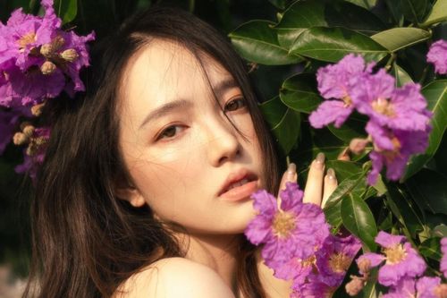 Nàng thơ chen chân chụp ảnh với hoa bằng lăng 'hot trend'