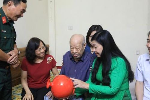Lãnh đạo TP Hà Nội thăm, tặng quà chiến sĩ Điện Biên tại quận Ba Đình
