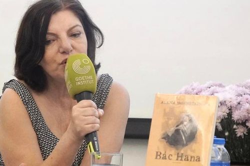 Nhà văn Alena Mornstajnova: 'Ấn tượng với cách người Việt Nam coi trọng gia đình'