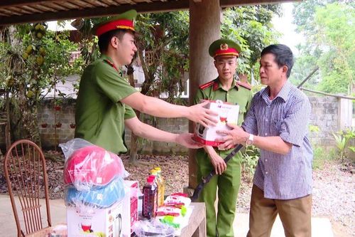 Đổi công cụ nguy hiểm lấy vật dụng thiết yếu
