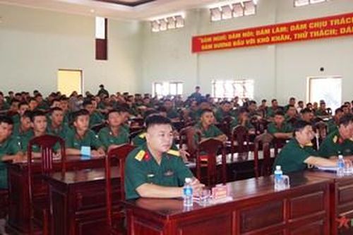 Bộ CHQS tỉnh Bình Thuận phối hợp phổ biến pháp luật cho chiến sĩ mới