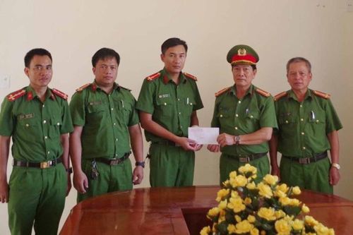 Thăm hỏi, động viên Cảnh sát khu vực bị thương khi ngăn chặn nhóm thanh niên mang hung khí