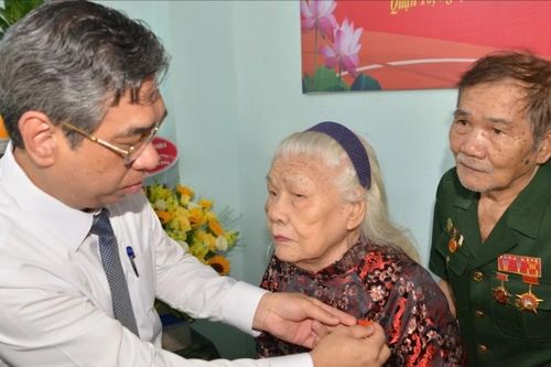 Phó Bí thư Thành ủy TPHCM Nguyễn Phước Lộc trao Huy hiệu 80 năm tuổi Đảng đến đảng viên cao tuổi