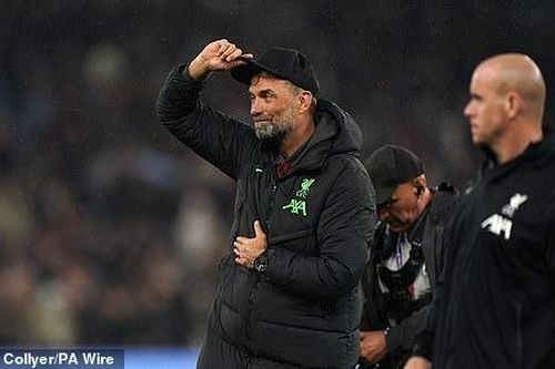 Chùm ảnh: Cầm hòa Liverpool, cổ động viên Aston Villa tri ân Jurgen Klopp