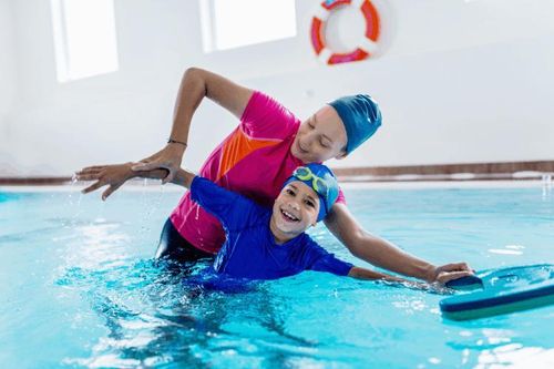 Chuyên gia chỉ cách cha mẹ dạy con bơi