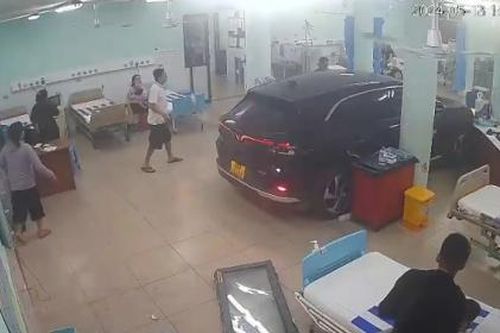 Ô tô đâm sập cửa kính, lao vào phòng cấp cứu Bệnh viện Nhi đồng Đồng Nai