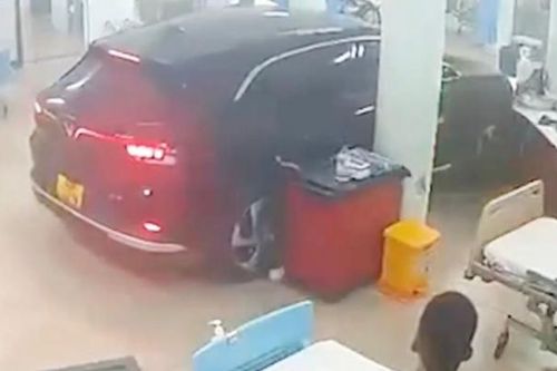 Ô tô tông sập cửa kính Phòng Cấp cứu của Bệnh viện Nhi đồng Đồng Nai