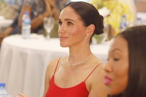 Meghan Markle chuộng mặc hở