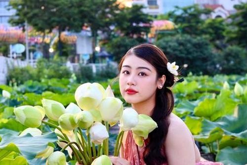 Kiếm tiền triệu mỗi ngày nhờ chụp sen Hồ Tây đầu mùa