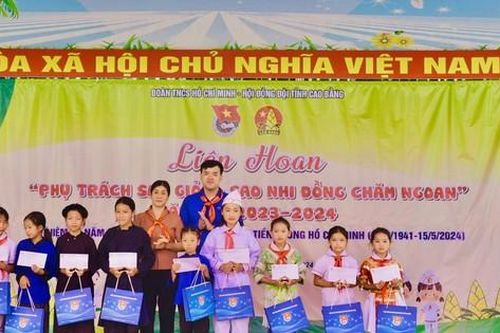 Liên hoan Phụ trách Sao giỏi - Sao nhi đồng chăm ngoan trên quê hương anh Kim Đồng