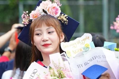 Sinh viên làm mũ cử nhân độc lạ ngày tốt nghiệp