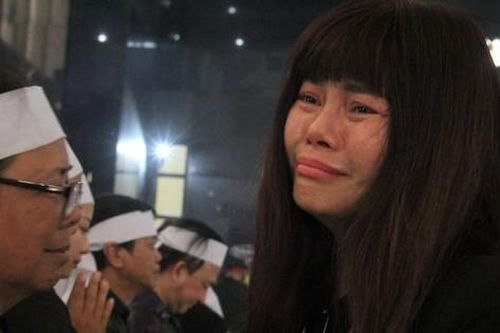 Ca sĩ Ngọc Anh 3A về đưa tiễn mẹ chồng cũ - NSND Tường Vi - về nơi an nghỉ