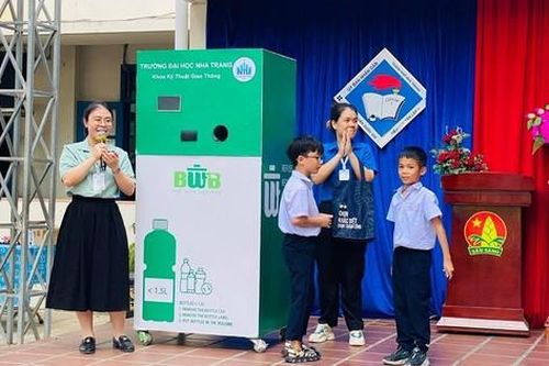 Bạn trẻ Khánh Hòa chế tạo máy đổi rác lấy quà, gây quỹ bảo vệ rùa
