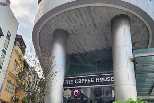 Vụ vỡ kính quán cafe làm khách bị thương nặng: Không có hoạt động sửa chữa