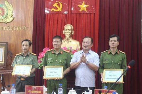 Thưởng nóng lực lượng phá nhanh vụ bắt lãnh đạo doanh nghiệp tống tiền 10 tỷ đồng