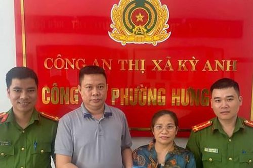 Bất ngờ nhận hàng trăm triệu đồng vào tài khoản, người đàn ông tìm người chuyển nhầm