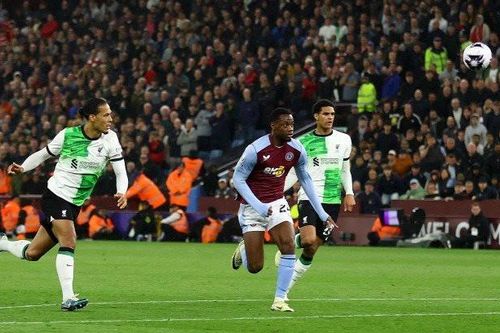 Liverpool bị Aston Villa cầm chân trong trận cầu 'mưa bàn thắng'
