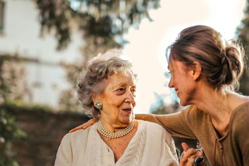Mẹ già lủi thủi một mình, con gái muốn đón về chăm nhưng con dâu phản đối
