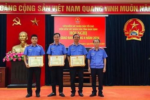 Bộ trưởng Bộ Công an khen thưởng Phòng 2, VKSND tỉnh Nam Định