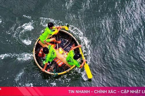 Xem đua thuyền thúng trên vùng biển Cửa Nhượng