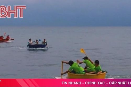 Đua thuyền thúng trên vùng biển Cửa Nhượng