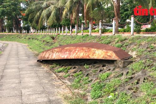 Hồ điều hòa rộng 2,7 ha ở Hà Nội cạn trơ đáy, người dân vô tư xuống hái rau