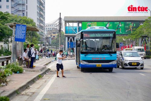 Xử phạt nhiều lái xe buýt đón trả khách sai quy định