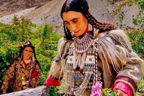Bộ tộc bí ẩn trên dãy Himalaya: Thích ăn đồ chay, không có hệ thống hôn nhân, thích sinh con với ai tùy ý!