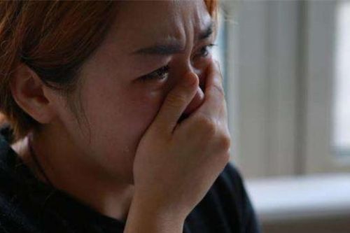 Về nhà thấy mẹ đang rửa bát còn tôi nằm dài trong phòng, chồng liền lao vào quát mắng đến khi thấy vật để trên bàn, anh vội xin lỗi tôi rối rít