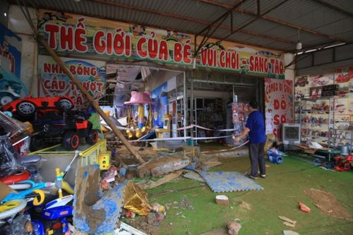 Vụ sạt lở làm 3 cháu nhỏ tử vong ở Hà Nội: Chủ nhà vừa bới lớp đất vừa gào khóc cứu con