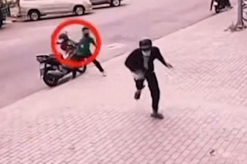 Kẻ gian mượn điện thoại rồi cầm chạy, shipper có pha xử lý chuẩn từng centimet
