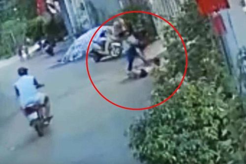 Vụ bé gái 8 tuổi bị cô giáo mầm non chặn đường đánh: Bé hoảng sợ khi thấy bà hàng xóm