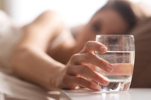 Có nên uống một cốc nước khi thức dậy?