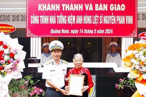 Bàn giao nhà tưởng niệm cho thân nhân Anh hùng liệt sĩ Nguyễn Phan Vinh