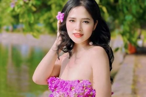 Bà mẹ 2 con có bộ ảnh độc đáo với hoa bằng lăng
