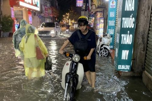 Hà Nội vì sao cứ mưa lớn là 'mênh mông biển nước'?