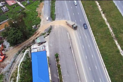 Xe tải chở đất 'lậu' vô tư quay đầu trên cao tốc Bắc – Nam nhờ lối mở trái phép