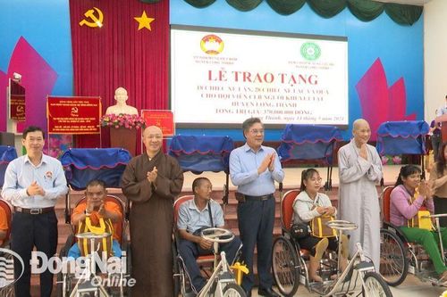 Trao tặng 46 xe lăn, xe lắc cho hội viên Câu lạc bộ Người khuyết tật huyện Long Thành