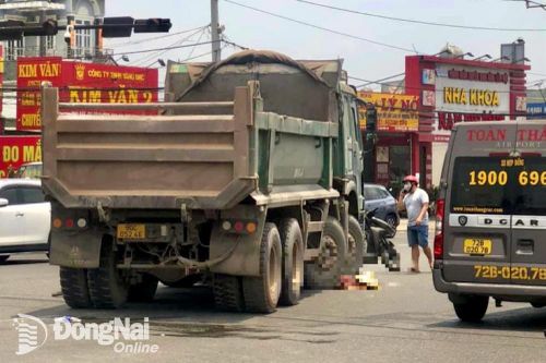 Xe tải ben va chạm xe đạp trên quốc lộ 51 làm 1 người phụ nữ tử vong