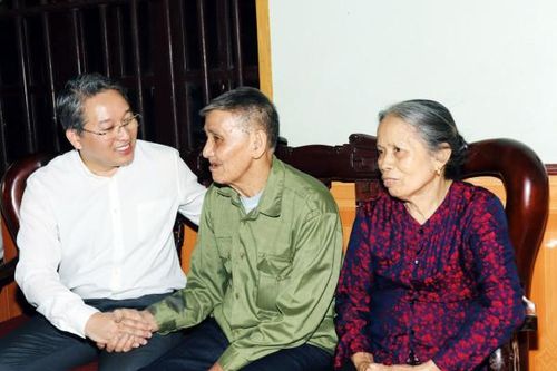 Bí thư Tỉnh ủy Nguyễn Hải Ninh thăm cựu chiến binh Thái Nguyên từng công tác ở Khánh Hòa