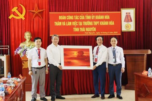Bí thư Tỉnh ủy Nguyễn Hải Ninh thăm trường THPT Khánh Hòa ở tỉnh Thái Nguyên