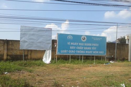 Cần thay mới pa nô tuyên truyền