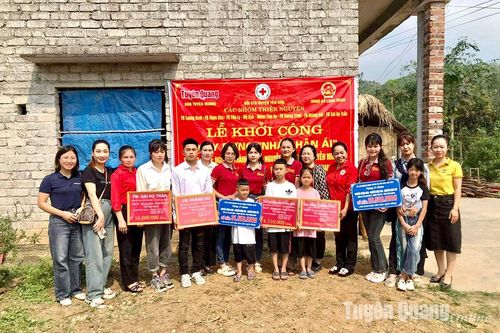 Lang Quán nỗ lực làm nhà cho hộ nghèo