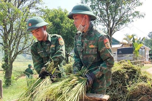 Mồ hôi người lính 'thắp' nụ cười người dân